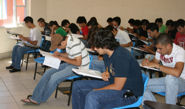 El tercer año en la universidad, el Lic.,  que nos impartía seminario no explicaba bien los pasos a seguir, era muy tajante no tomaba en cuenta las opiniones de los compañeros.