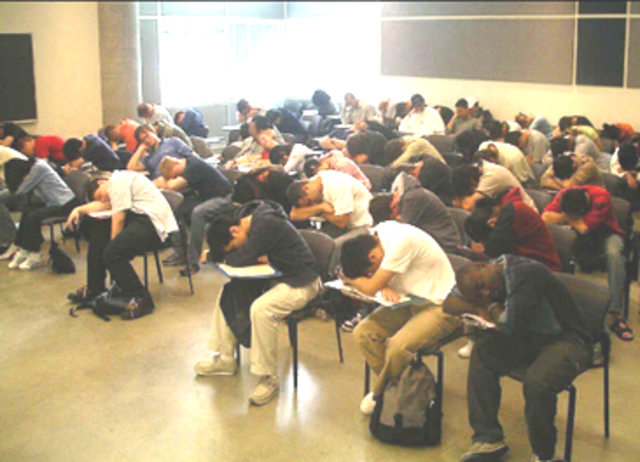 2do. trimestre de licenciatura un Lic. nos afecto psicológicamente, el primer sábado invito a dos jóvenes de otro grado a exponer como es la clase con él  y nos dijeron que era tajante, no tolera a nadie y hacía la vida imposible a cualquier estudiante.