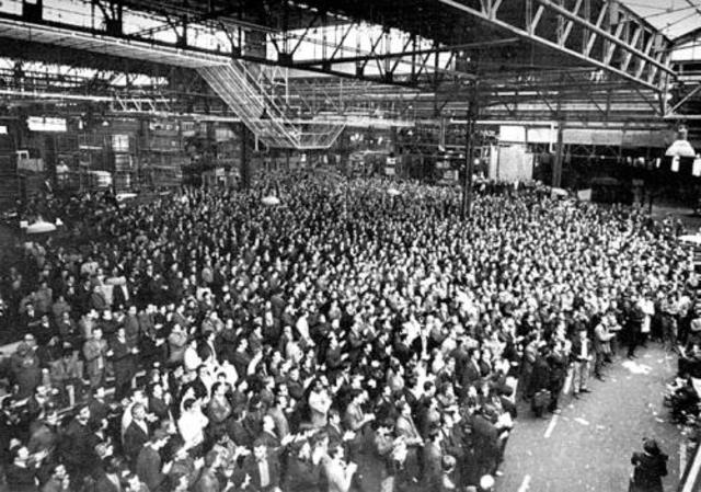 Promulgation de la loi "Waldeck-Rousseau"