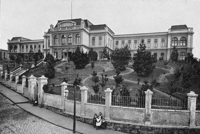 Se crea el nuevo edificio de la escuela naval.