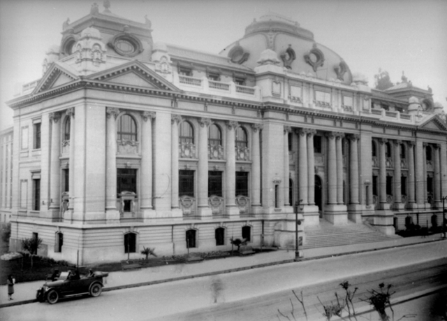 Se comienza a construir el nuevo edificio de la biblioteca nacional.