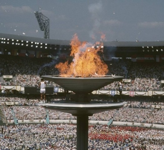 pombos são queimos na pira olímpica.