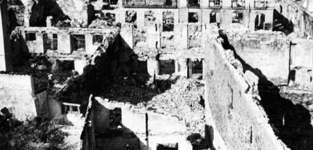El pueblo de Guernica fue bombardeado por aviones alemanas.