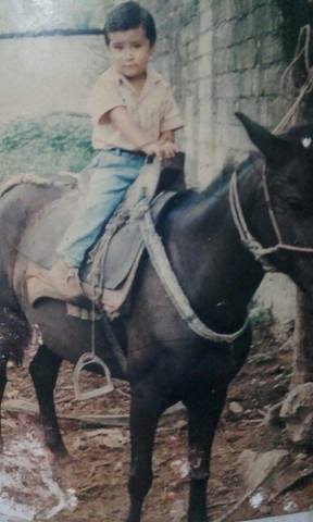 EL PEQUEÑO JINETE EN SU PODEROSO CABALLO
