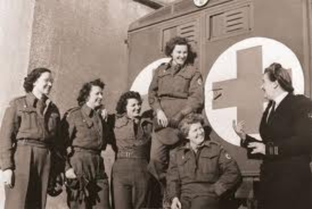 Mujeres ejercen el voto.