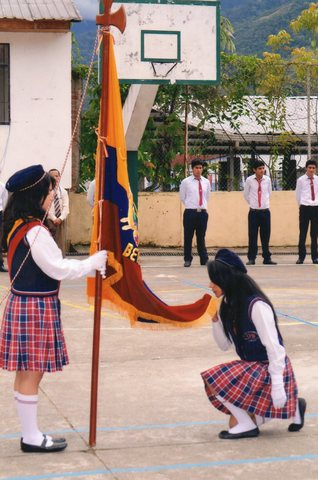 JURAMENTO DE LA BANDERA EN EL COLEGIO.
