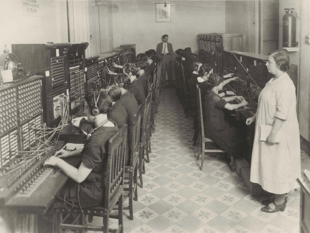 Se establece una oficina de telégrafos y teléfonos.