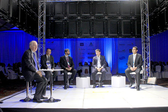 Foros e incursión de jóvenes universitarios