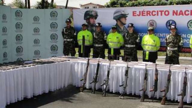 Entra al ejército o la policía.