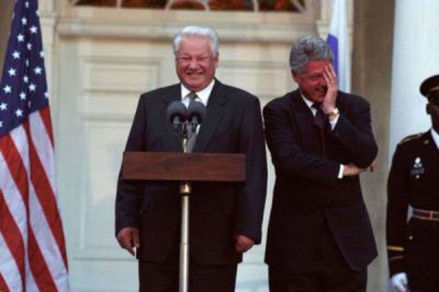 U.S. establishes relations with the Russian Federation