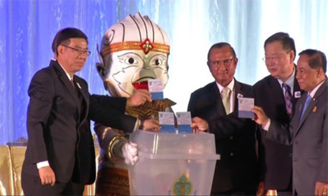 25 พ.ค. 2559 คณะกรรมการการเลือกตั้ง จัดงาน Kick Off 7 สิงหา ประชามติร่วมใจ ประชาธิปไตยมั่นคง พร้อมเปิดตัวเพลงรณรงค์การออกเสียงประชามติจากตัวแทนศิลปิน 4 ภาค