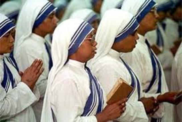 Funda la Congregación Misioneras de la Caridad