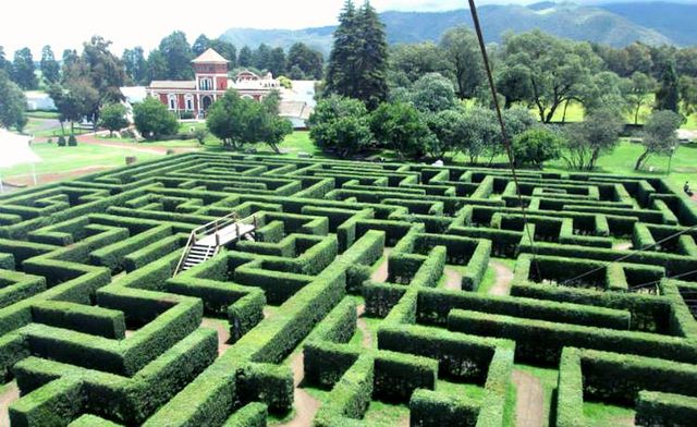 Los dos reyes y los dos laberintos By: jorge Luis Borges