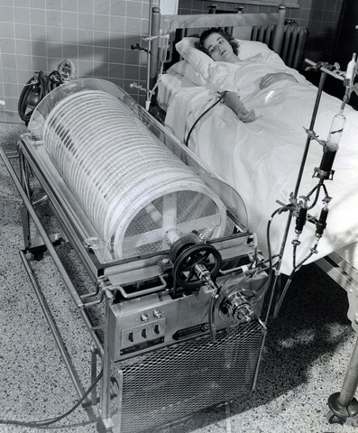 Willem Kolff successfully dialyses human