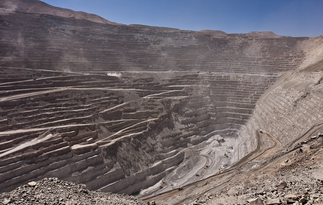 Se inicia la explotacion de la mina de Chuquicamata
