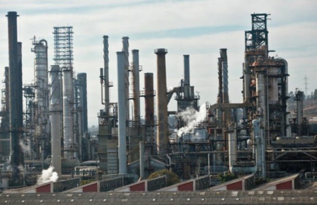 Se crea la empresa nacional de petroleo (ENAP).