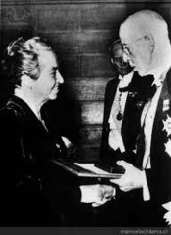 Gabriela Mistral recibe el Premio Nobel