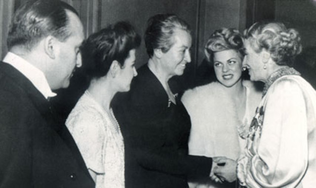 Gabriela Mistral recibe el premio nobel