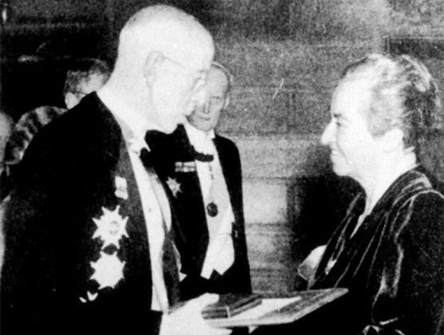 Gabriela Mistral recibe el premio nobel