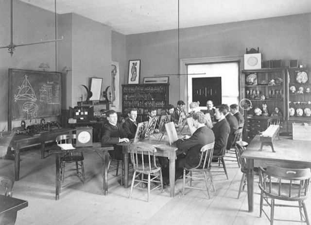 William James fundó un laboratorio en la Universidad de Harvard.