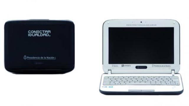 recibo la Netbook del estado y apoyo a la seccion de tecnologia de la escuela