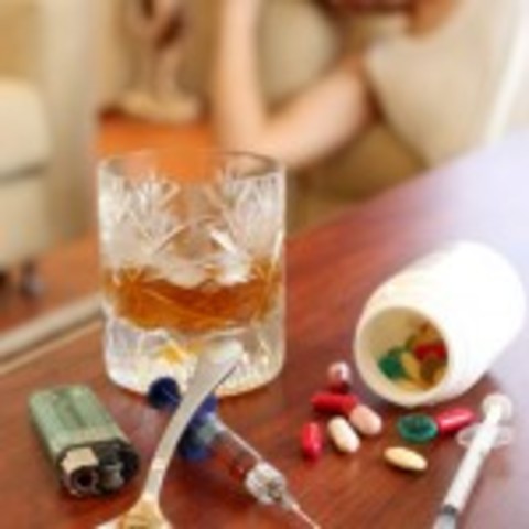 ¿Por qué no puede mi ser querido dejar de consumir drogas o alcohol por su propia cuenta?