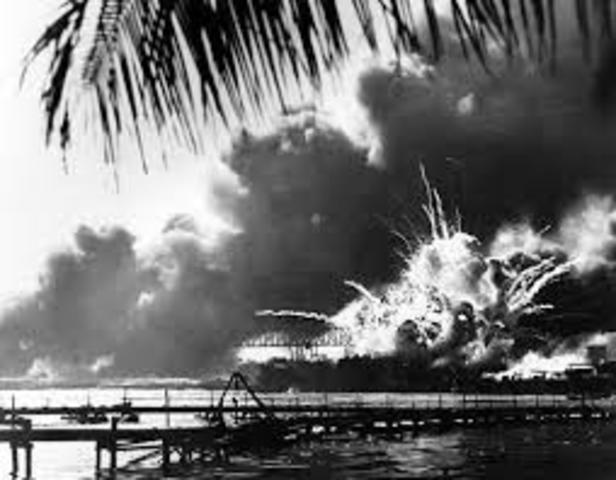 La base militar estadounidense de Pearl Harbor fue atacada por la aviacion japonesa