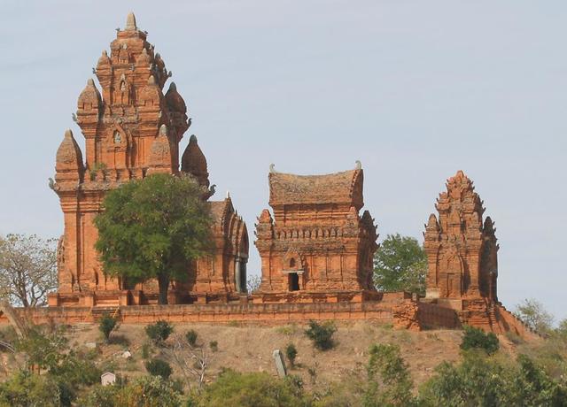 Cham Kingdom invades much of Khmer Empire’s eastern territory