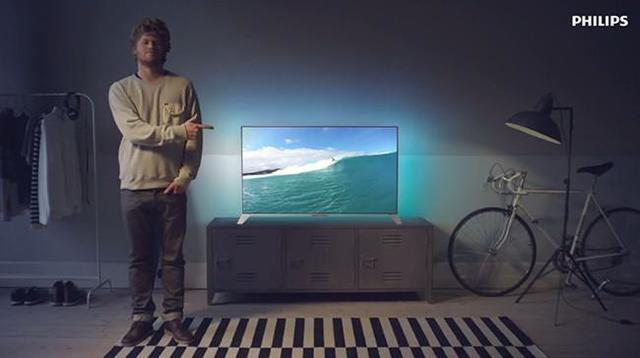 Phillips lanza el primer televisor de pantalla plana de la historia.