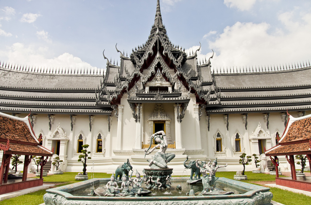 Siameses (Thai) king attacks and defeats Khmer king