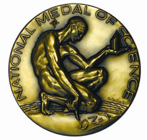 Recibe la Medalla Nacional de la Ciencia
