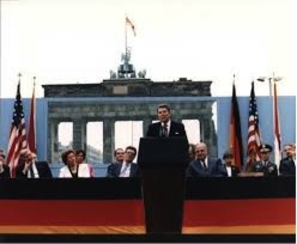 President Reagan visits the Berlin Wall