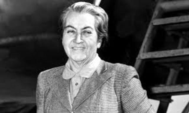 Gabriela Mistral recibe Premio Nobel