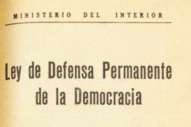 se promulga la "ley por la defensa a la democracia"