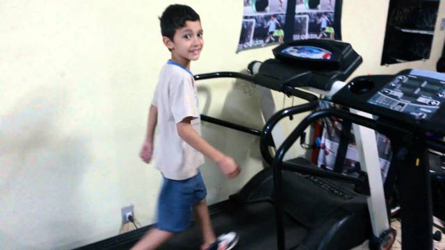 Minha Tia comprou Uma esteira ergométrica.