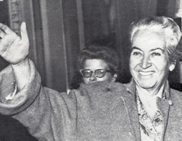 Gabriela Mistral recibe el Premio Nobel