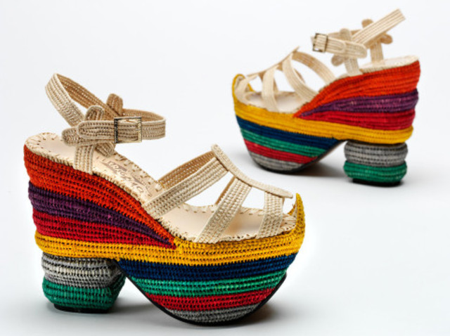 En esta década se dio la explosión de los zapatos con los dedos al la vista.