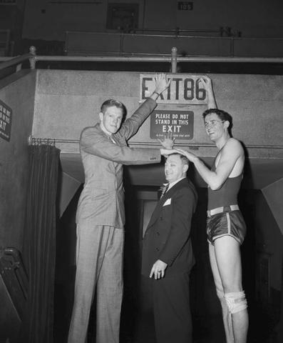 Irrumpen los gigantes en el baloncesto: George Mikan y Bob Kurland