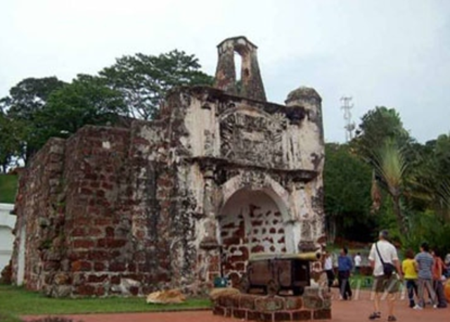 Laksamana Alfonso de Albuquerque berlayar dari Goa ke Malaka