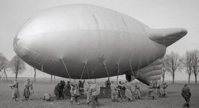 Dirigible inflado con gas de petroleo