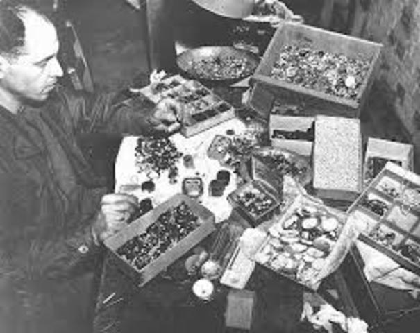 SS begins cashing in possessions and valuables of Jews from Auschwitz and Majdanek