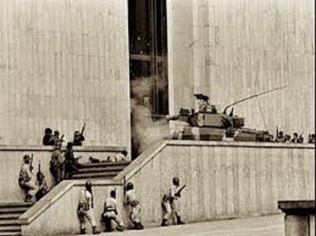 Un comando del M-19 asalta el Palacio de Justicia