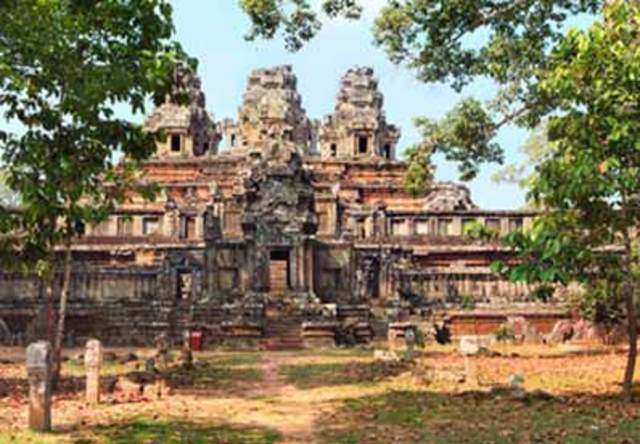 Jayavarman IV (928-941 CE) build Phimeanakas and Ta Keo