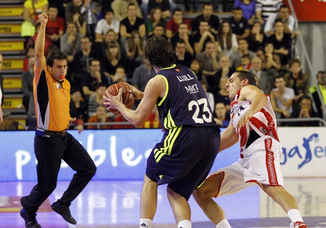 inicia el tiro libre, los jugadores no pueden modificar su posición