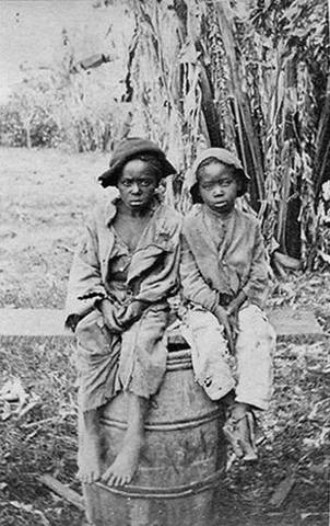 Confederados liberan esclavos