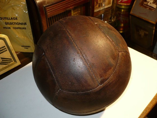 Se introduce el balón de cuero.