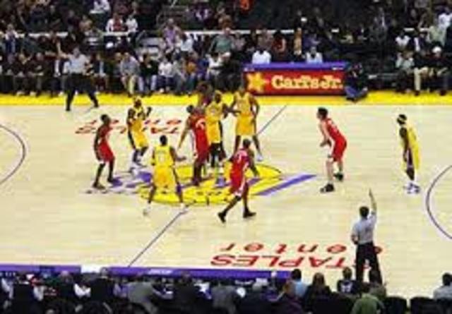 Se instituye definitivamente que los equipos estuvieran integrados por 5 jugadores en el terreno  de juego