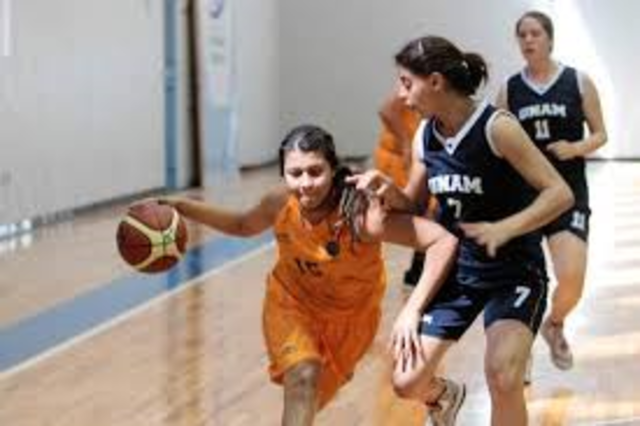 Se crea el primer reglamento oficial femenino. Se introduce el baloncesto femenino en filipinas
