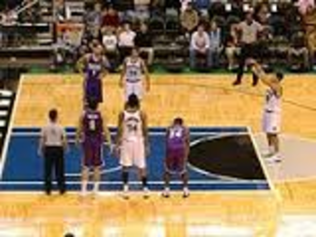 El jugador a quien le cometan la falta debe ser quien lance  el tiro libre