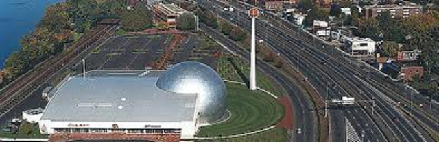 Muere J. Naishmith y como tributo a su persona se inaugura el “Hall Of. fame” en donde se inscriben los pioneros de este deporte, así como sus personajes mas celebres.